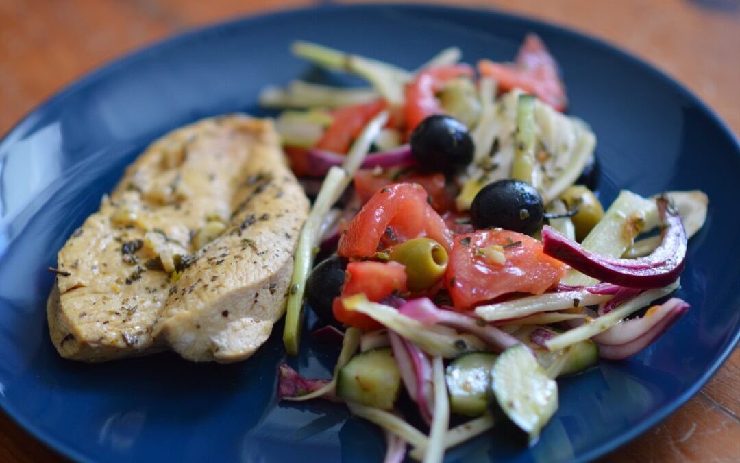 Ensalada griega con pollo al limón