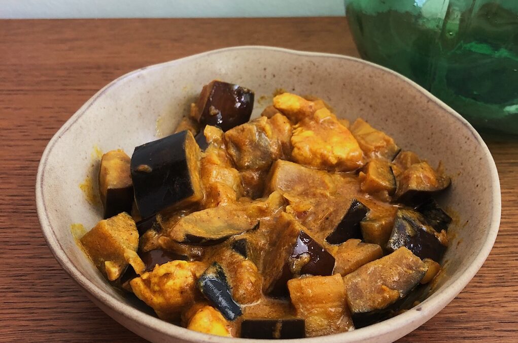 Curry de berenjenas y pollo con anacardos