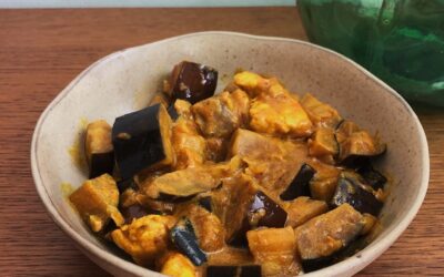 Curry de berenjenas y pollo con anacardos