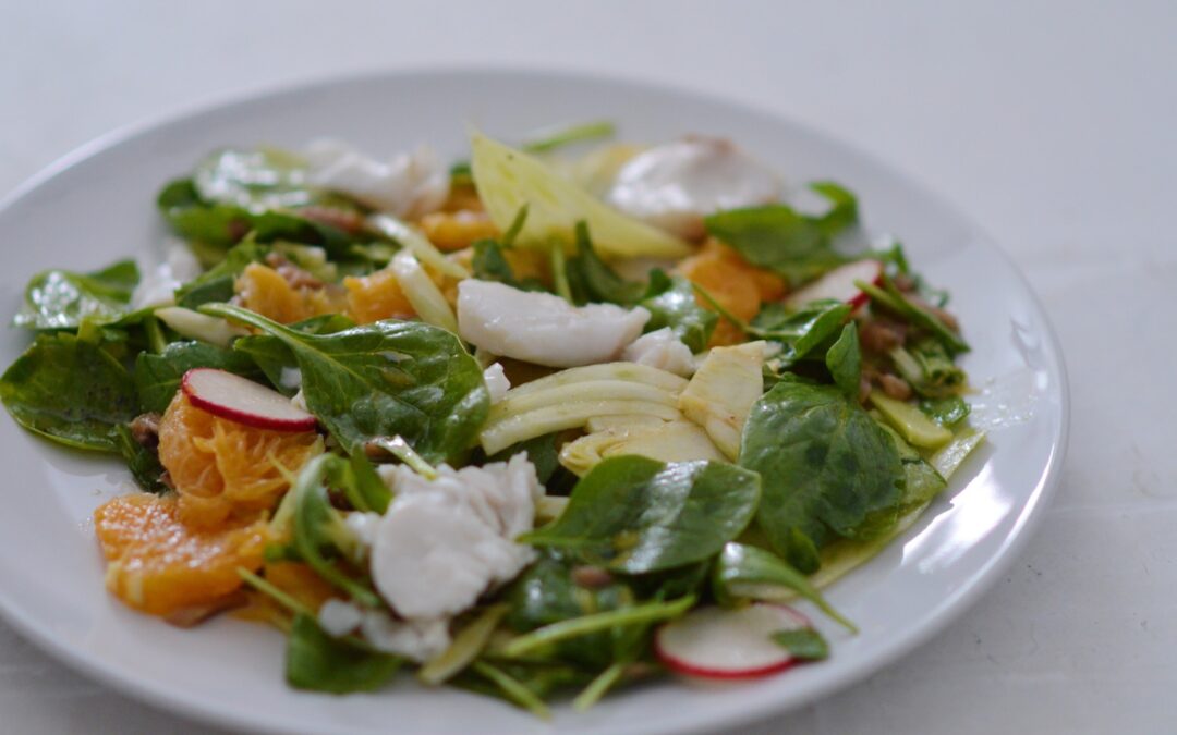 Ensalada de rúcula y naranja con migas de merluza