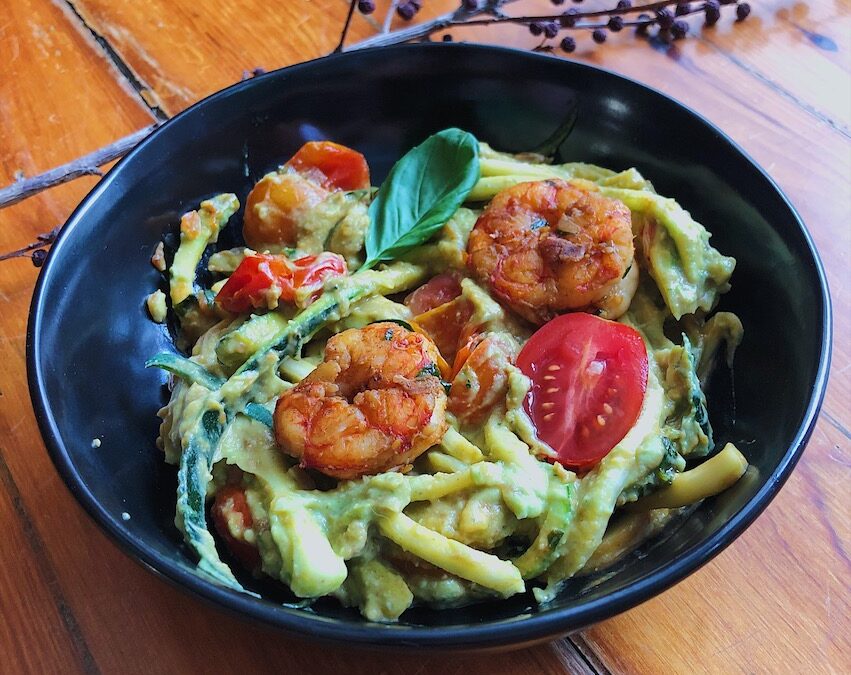 Espaguetis de calabacín con langostinos y pesto de aguacate