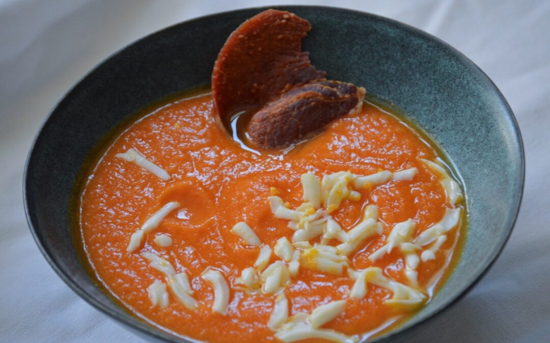 Salmorejo sin pan y crujiente de jamón