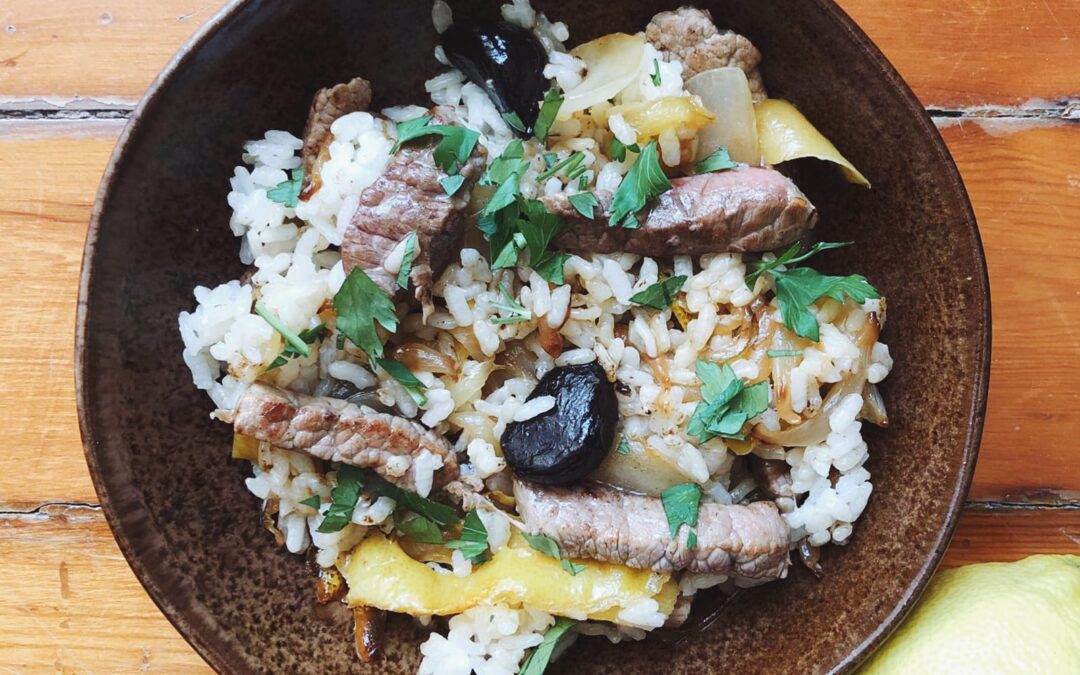 Salteado de ternera y arroz con cebolla caramelizada y ajo negro