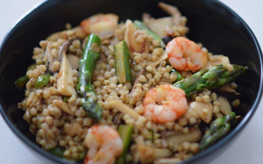 Sarraceno salteado con gambas y trigueros