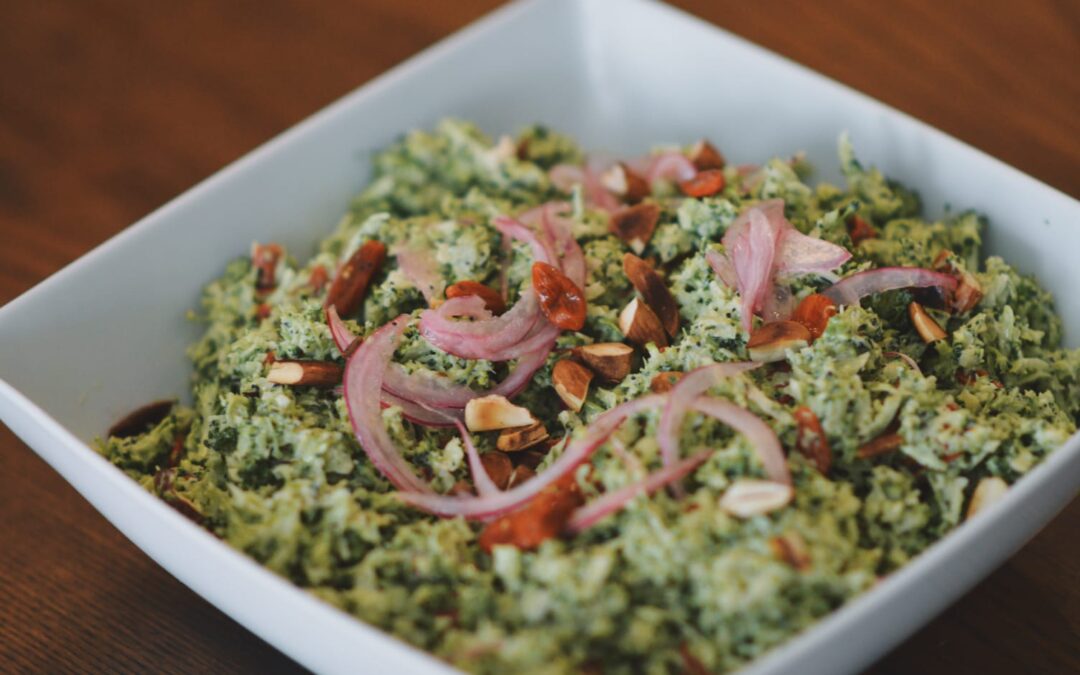 Ensalada de brócoli con mayonesa de jengibre (dieta cetogénica)