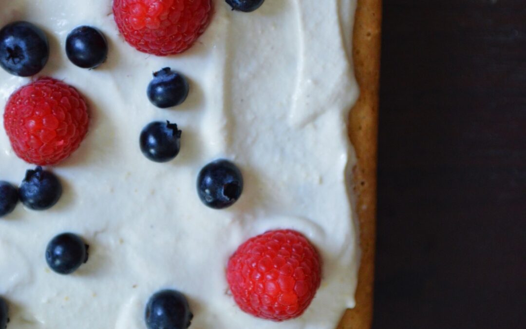 Tarta de frutos rojos y nata sin lácteos y sin gluten