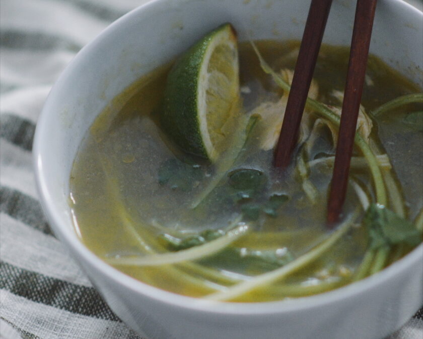 Pho de pollo vietnamita con fideos vegetales