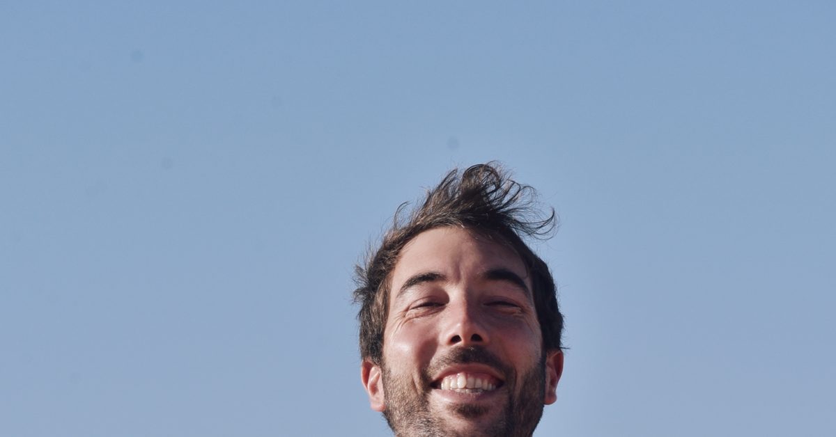 Ramón Zelada practicando respiración consciente en el desierto
